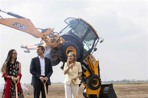 JCB breaks into monster truck market with DIGatron