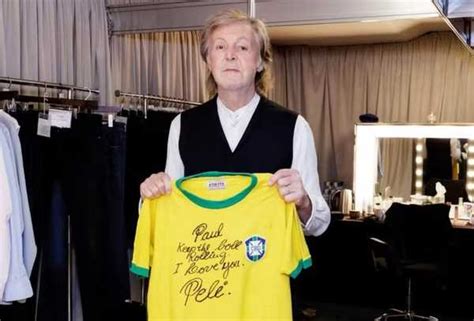 Paul Mccartney Ganha Camisa Da Sele O Autografada Por Pel Veja Foto