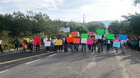 Con Bloqueo En La Carretera Federal Chilapa Tlapa Padres De Familia