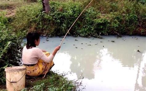 農村美女釣魚時，釣了一條魚村里人說值百萬，我看了一眼笑了！ 每日頭條