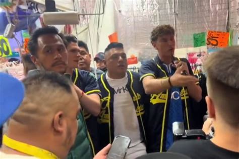 Igor Lichnovsky e Israel Reyes visitan a afición del América en barrio