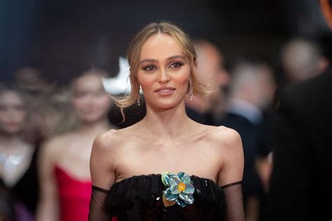 Lily Rose Depp défie les codes du sexy en cover d un grand magazine