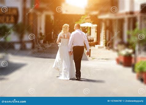 Feliz Novia Y Novio En Su Boda Imagen De Archivo Imagen De Casado