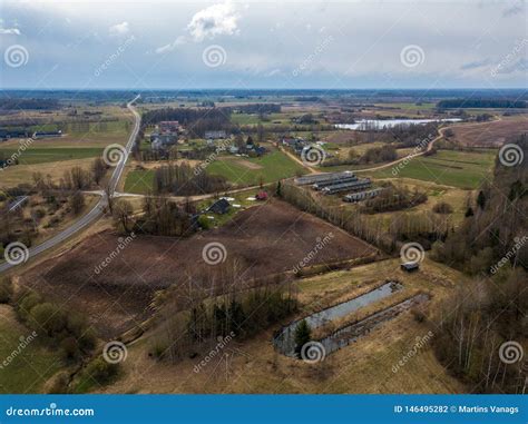 Vista A Rea De Carreteras Nacionales Y Del Peque O Pueblo Con Las Casas