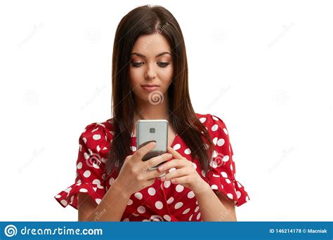 Mujer Morena Cauc Sica Que Usa El Smartphone Aislado Sobre El Fondo