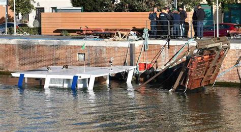 Fiumicino Peschereccio Aliseo Affondato Nel Porto Canale