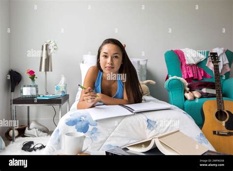 Latina Teen In White Long Banque De Photographies Et Dimages Haute