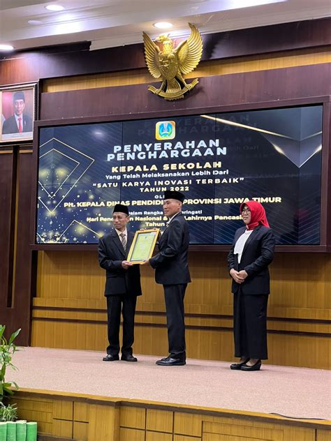 Kepala Sekolah Sma Negeri 2 Tanggul Raih Piagam Penghargaan Sebagai