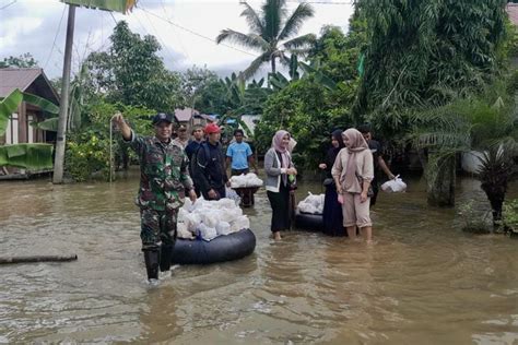 TNI AD Salurkan Bantuan Bagi Warga Terdampak Banjir Di Desa Masiraan