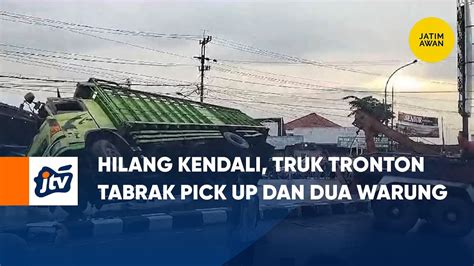 Hilang Kendali Truk Tronton Tabrak Pick Up Dan Dua Warung Youtube