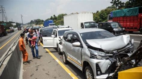 Tabrakan Beruntun Libatkan Mobil Di Tol Cikampek Ini Kata Polisi