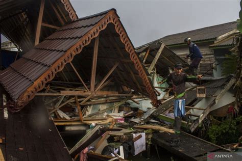 Angin Dan Hujan Deras Di Kalsel Robohkan Tiga Bangunan ANTARA News