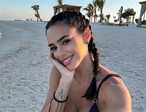 Bruna Biancardi Posa De Biqu Ni Preto Em Praia Paradis Aca