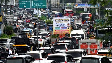 Puncak Macet Polisi Terapkan One Way Berulang Kali