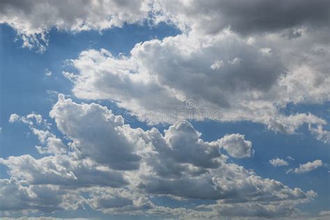 Cielo Azul Con El Fondo De Las Nubes Imagen De Archivo Imagen De