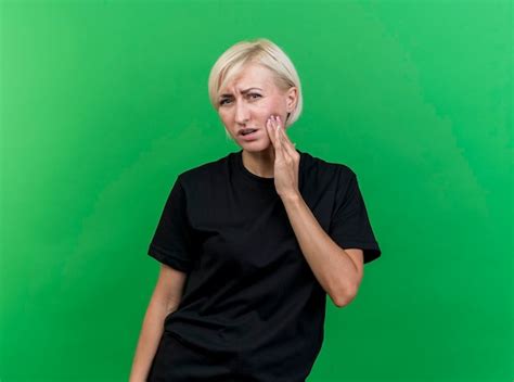 Dolor De Mujer Eslava Rubia De Mediana Edad Mirando Al Frente Poniendo