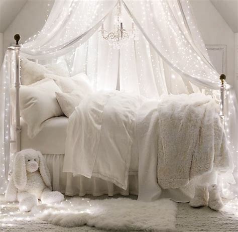 How You Can Use String Lights To Make Your Bedroom Look Dreamy