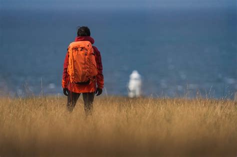 Viajante No Farol Vaternish Na Ilha De Skye Esc Cia Foto Premium