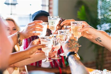 Grupo De Amigos Diversos Brindando En Una Fiesta Foto Premium