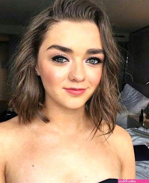 Maisie Williams Topless Sexy Photos