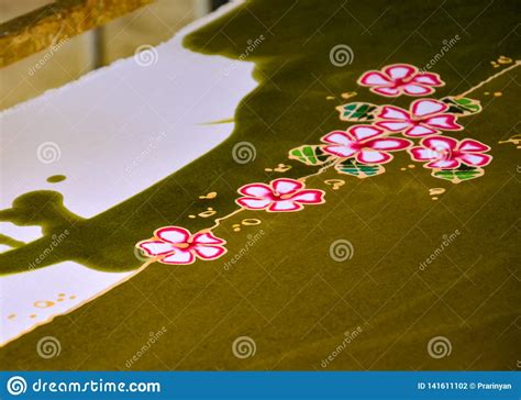 Acuarela De Pintura En La Tela Para Hacer El Batik Haciendo El Batik