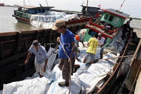 Penyelundupan Pakaian Bekas Antara Foto