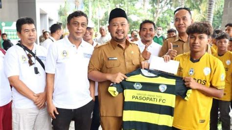 Tim Sepak Bola Piala Soeratin Gresik Tanding Ke Banyuwangi Bupati Beri