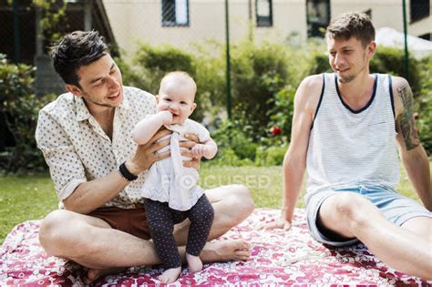 Gay pareja jugando con bebé chica hombres estilo de vida Stock Photo