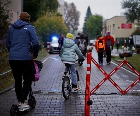 Ursyn W Kolejna Szkolna Ulica W Warszawie Samochodem Tam Nie