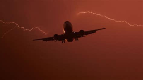 Avión Es Impactado Por Rayo En Pleno Vuelo Unotv