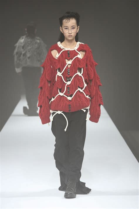 Trendy na jesień i zimę 2022 podarte swetry w rockowym klimacie jak Kurt Cobain Sex Pistols