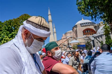 Turquie première prière musulmane depuis 86 ans à l ex basilique