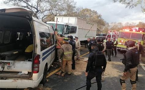 Al menos 11 personas resultaron heridas tras choque en Michoacán