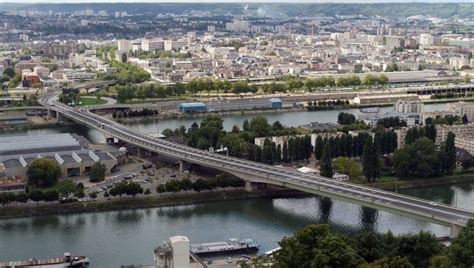 Rouen Ivre Sur Le Pont Mathilde Il Tente De Mettre Un Coup De T Te