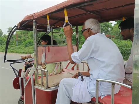 Mother Driving E Rickshaw For Daughters Wishes बेटी की ख्वाहिशों के लिए ई रिक्शा चला रही मां