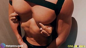 Chico asiático musculoso caliente jugando con el pezón y adorado por los músculos XVIDEOS