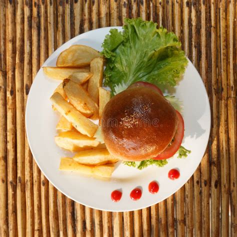 Hamburger Et Pommes Frites Image Stock Image Du Cheeseburger