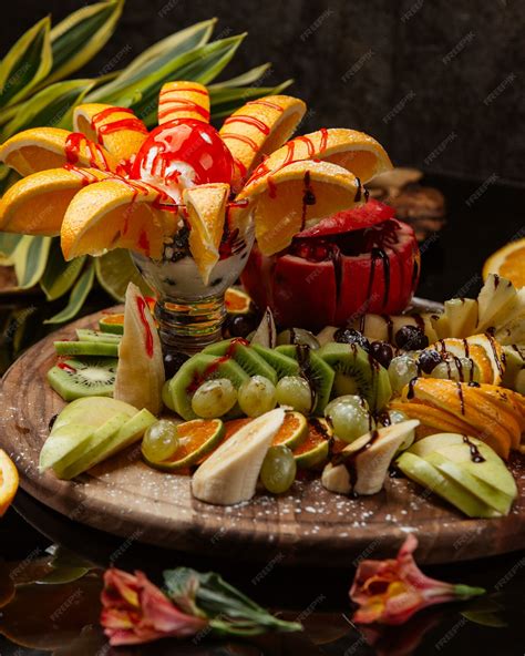 Assiette De Fruits Frais Avec Une Glace à La Sauce Rouge Sur Le Dessus Photo Gratuite