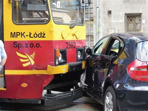 Wypadek na Piotrkowskiej Zawracał i zderzył się z tramwajem zdjęcia