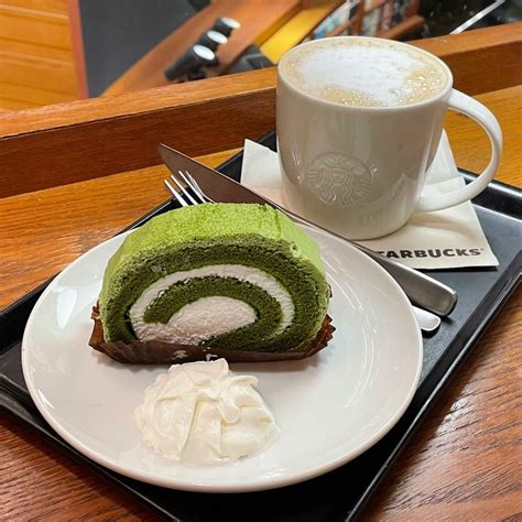 スタバ新作！米粉の抹茶ロールケーキの世界感を壊したかも オヤジのスイーツ時々ランニングブログ