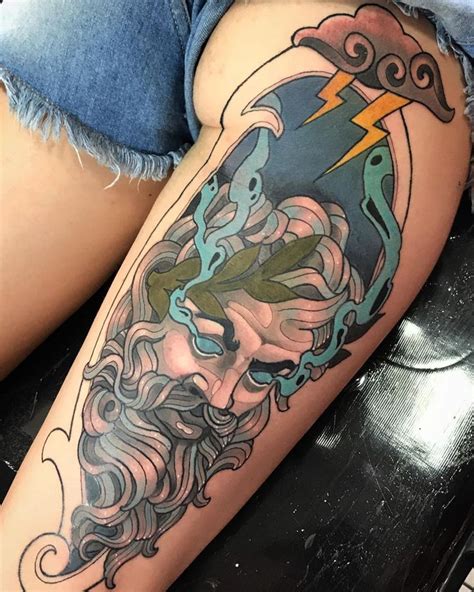 Zeus da mitologia grega colorido na parte de trás da coxa Tatuagem