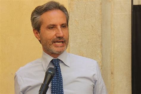 Stefano Caldoro A Benevento Presenta Il Libro Autonomia Regionalismo