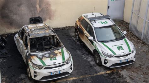 Molotov Contro Due Auto Della Polizia Locale Anche A Milano Spunta L