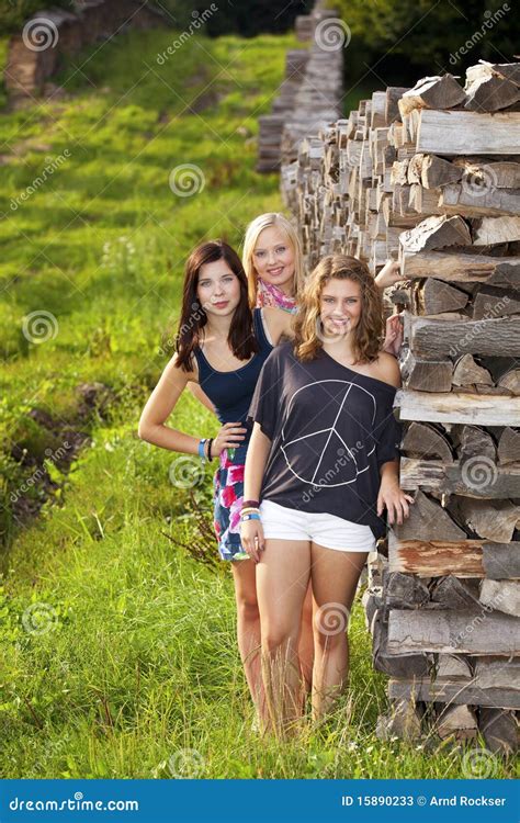 Trois Heureux Et Adolescentes De Sourire Image Stock Image Du Beau Heureux 15890233