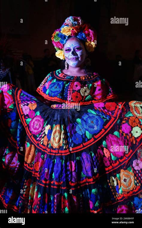 Una Mujer Que Lleva Un Vestido Tradicional De Folclore Mexicano Bordado