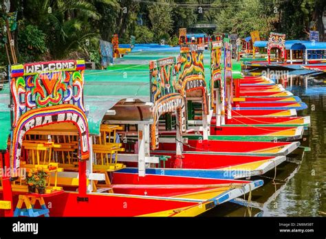 Des Bateaux Couleur Peints En Trajinera Attendent Les Touristes Pour