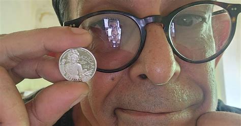 Humorista Cubano Ulises Toirac Alardea Una Moneda De Celia Cruz En Mi