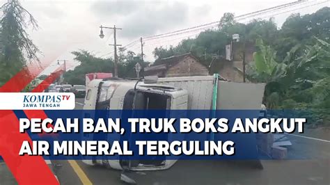 Pecah Ban Truk Boks Angkut Air Mineral Terguling Youtube