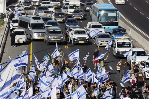 Israeliani In Rivolta Contro La Legge Anti Giudici Cittadini Bloccano