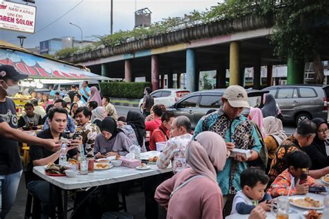 Foto Buka Puasa Di Sentra Kuliner Nasi Kapau Kramat Raya Foto